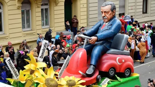 лялька Ердогана на карнавалі в Німеччині