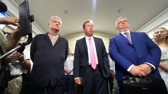 Петро Порошенко разом зі своїми адвокатами, 30 червня 2026 року, Київ