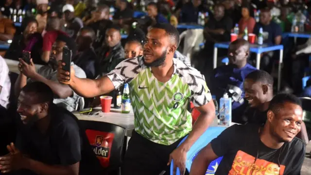 Ebe a na-ekiri bọọlụ