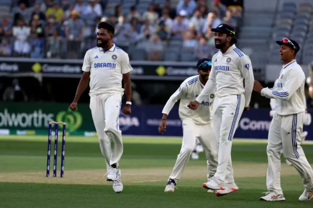 ஆட்டத்தை கட்டுக்குள் கொண்டுவந்த இந்திய அணி பந்து வீச்சாளர்கள்