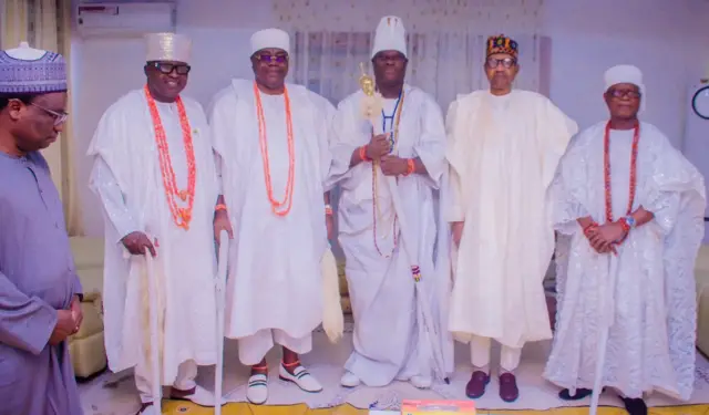 Aarẹ ana, Muhammadu Buhari pẹlu Ọọni Adeyẹye Ogunwusi atawọn lọbalọba to ba a kọwọrin.