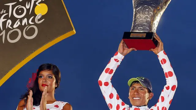 Nairo Quintana celebra su segundo lugar en el Tour de 2013 y el título de rey de la montaña.