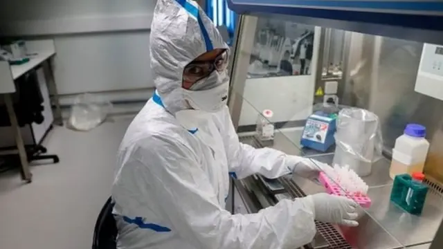 Afisa wa matibabu akichunguza sampuli za wagonjwa wa virusi vya Corona