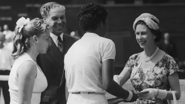 A rainha Elizabeth 2ª e Althea Gibson