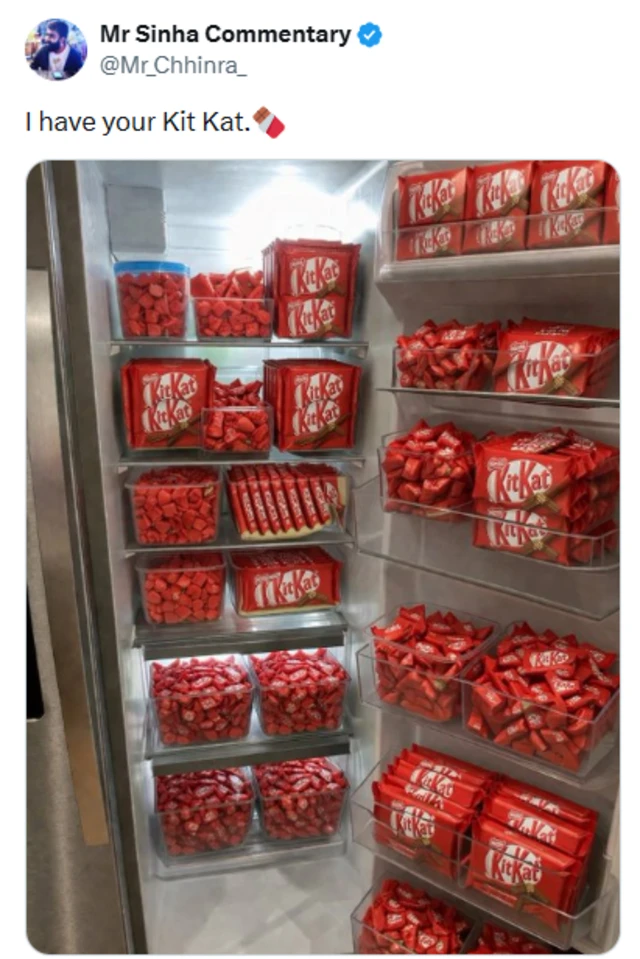 مسٹر سنہا کمنٹری نامی ایک اکاؤنٹ نے کٹ کیٹ سے بھری فریج کی تصویر شیئر کرتے ہوئے لکھا: ’آپ کی کٹ کیٹ تو میرے پاس ہے۔‘