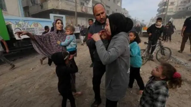 যুদ্ধে এখন পর্যন্ত ২০ হাজারের উপর ফিলিস্তিনি মারা গিয়েছে, যাদের এক তৃতীয়াংশ শিশু