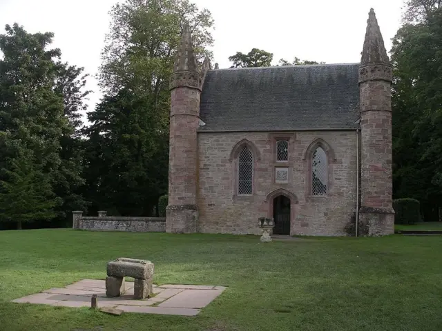 Вот здесь и короновали шотландских королей, даже, когда камня уже не было