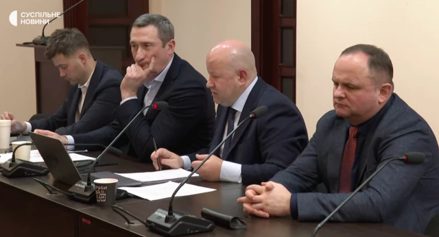 Олексій Чернишов (другий ліворуч) зі своїми адвокатами, 18 листопада 2025 року