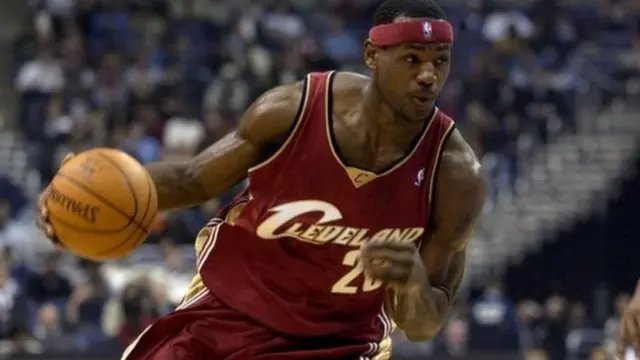 James alikua mchezaji wa kwanza wa timu ya cavaliers kuchaguliwa kuwa mchezaji bora katika ligi ya NBA