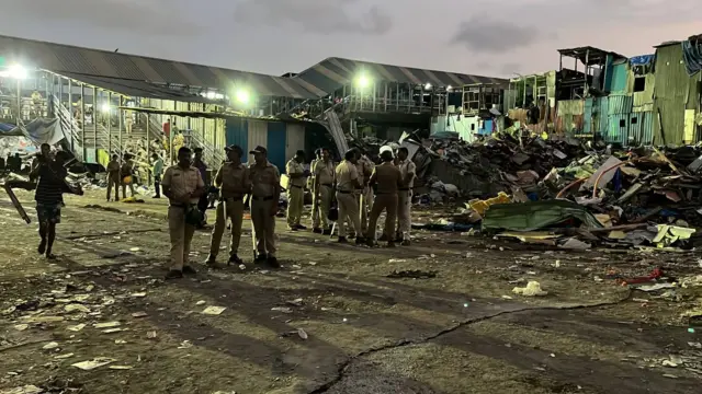 मुंबईतील वांद्रे पूर्व परिसरातील गरीबनगर इथे रेल्वे प्रशासनाकडून अतिक्रमणविरोधी कारवाई सुरू आहे.
