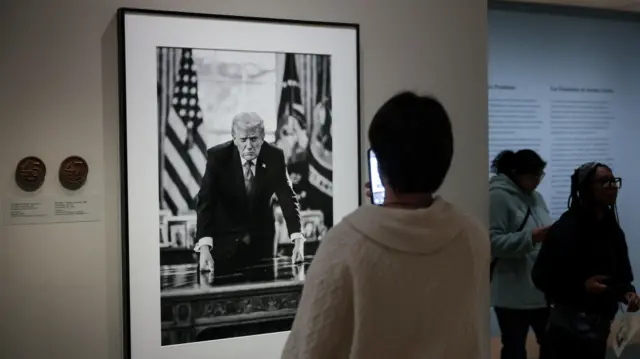 Zwiedzający oglądają portret prezydenta USA Donalda Trumpa, wykonany przez oficjalnego fotografa Białego Domu Daniela Toroka, który posłużył jako podstawa projektu pamiątkowej monety przygotowanej przez Mennicę Stanów Zjednoczonych. Portret jest prezentowany w Narodowej Galerii Portretu Smithsonian w Waszyngtonie.