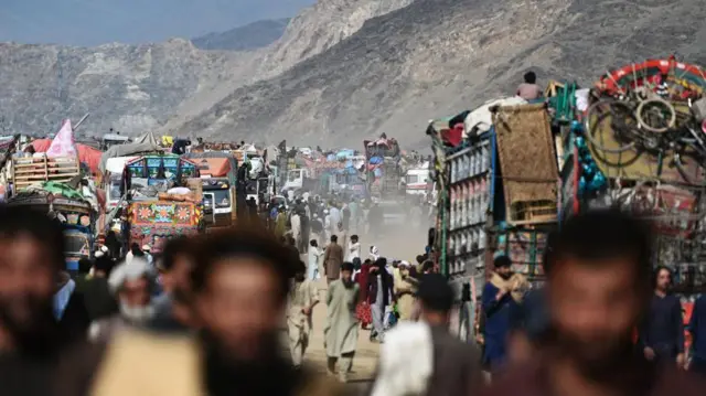 సరిహద్దుకు దగ్గర్లో అఫ్గాన్ శరణార్థులు 