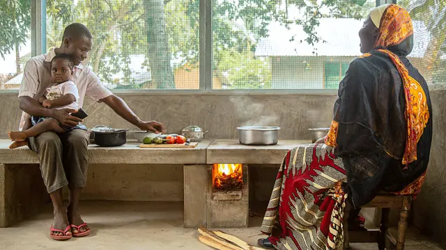 Interior de casa del proyecto con familia y bebé.