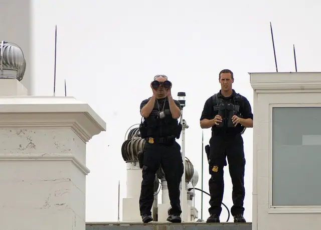 دو مامور پلیس مخفی آمریکا در حال نظارت بر اطراف کاخ سفید