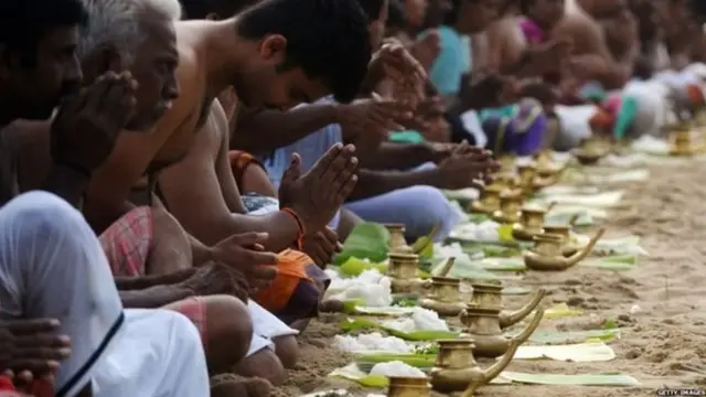 જમી રહેલા લોકોની તસવીર