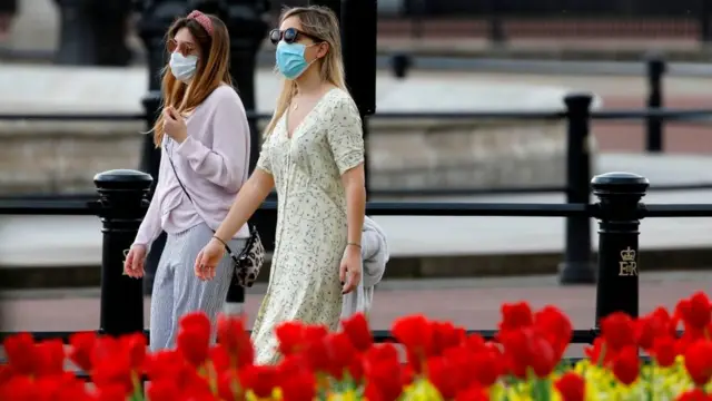 Женщины гуляют по Лондону