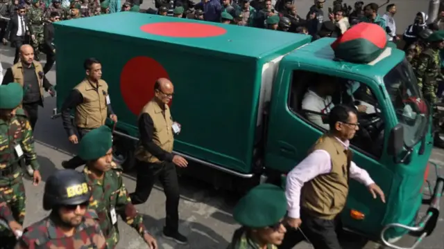 عکسی از موتر حامل تابوت خالده ضیا، که به رنگ پرچم بنگله‌دیش درآمده است. 