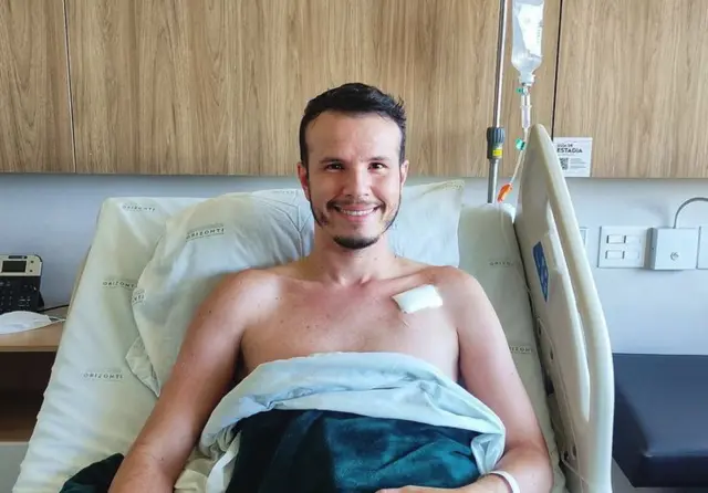 Rafael Silva em cama de hospital