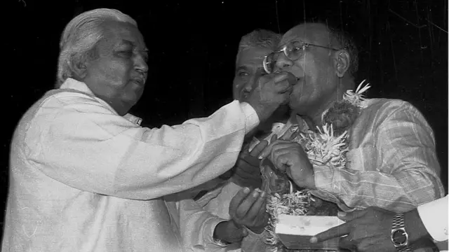 કેશુભાઈ પટેલને મુખ્ય મંત્રીપદેથી હઠાવાયા બાદ સુરેશ પટેલને પદભાર સોંપાયો