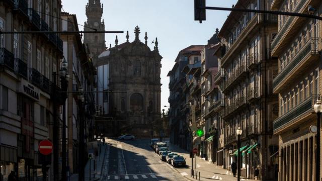 Calle vacía en el centro de Oporto.