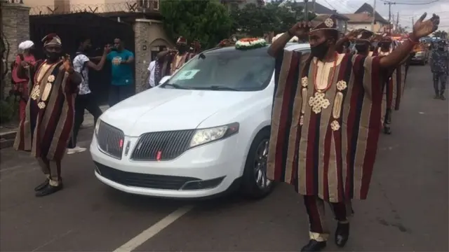 Awọn agbokujo n gbe oku lọ si eti iboji