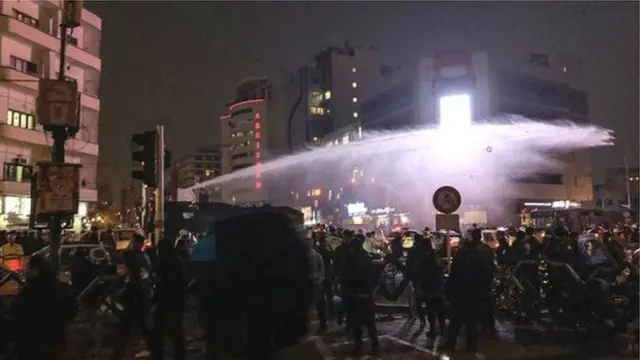 نیروی انتظامی در تهران از ماشین‌های آب‌پاش برای متفرق کردن تظاهرکنندگان استفاده کرد