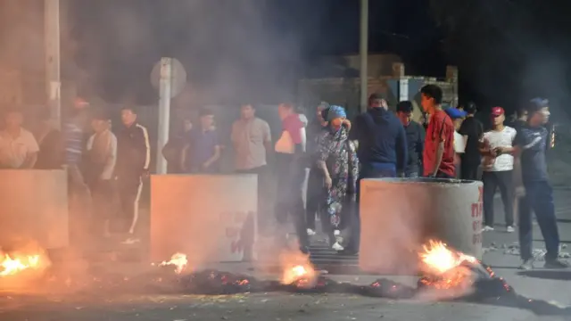 Atambayev destekçilerinin kurduğu barikat