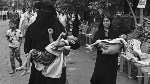 কাসারগড়ের জেলাশাসকের দফতরে মিছিল করে গিয়েছিলেন এই মায়েরা, কোলে ছিল তাদের সন্তানরা। ছেলে মেয়েদের চিকিৎসার ব্যবস্থা আর ক্ষতিপূরণের দাবি জানিয়েছিলেন তারা। ২০১২ সালের ছবি