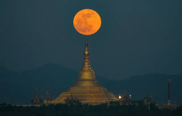 နေပြည်တော်မှာရှိတဲ့ ဥပ္ပါတသန္တိစေတီတော်ကို လပြည့်ညမှာ ဖူးတွေ့ရစဥ်