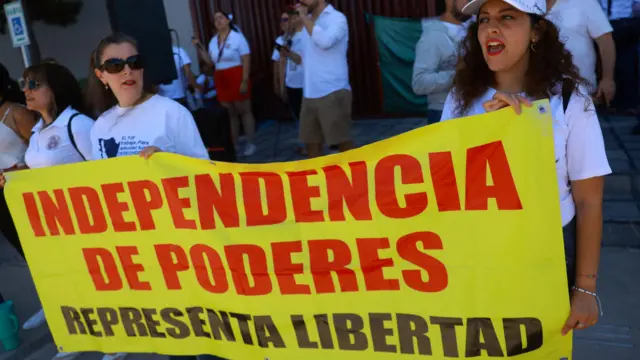 Manifestantes seguram faixa contra a reforma, que diz: Independência de poderes representa liberdade