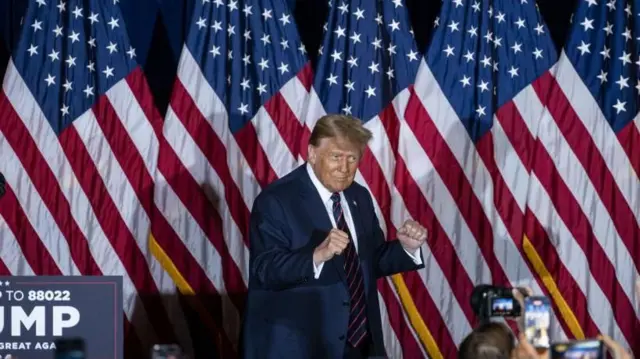 L'ancien président américain Donald Trump célèbre sur scène lors de son rassemblement de la nuit des primaires au Sheraton le 23 janvier 2024 à Nashua, New Hampshire.