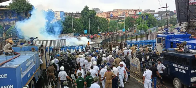 মঙ্গলবার পুলিশ ও আন্দোলনকারীদের মধ্যে দফায় দফায় সংঘর্ষে দুপক্ষেরই একাধিক ব্যক্তি আহত হন বলে অভিযোগ। 