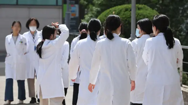 걸어가는 의사 무리