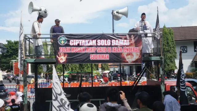 "Tidak boleh ada salib di depan Balai Kota Solo yang menjadi tempat publik. Di mana secara nyata simbol itu sangat nyata terlihat," kata Koordinator aksi demo, Muhammad Sigit
