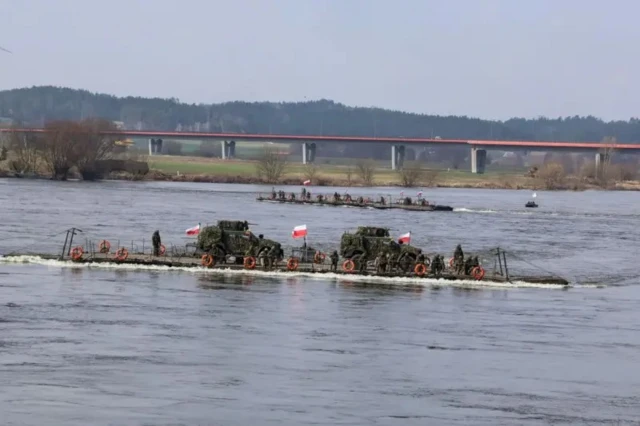 Польская военная техника на деревянном сооружении посреди реки