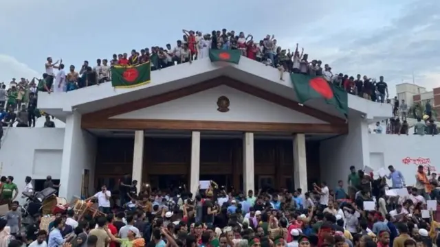 ২০২৪ সালে আন্দোলনের ৩৬ দিনের মাথায় শেখ হাসিনা সরকারের পতন ঘটে
