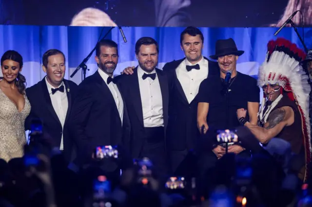 Alina Habba, asesora principal del presidente Donald Trump, Sergio Gor, Donald Trump Jr., el vicepresidente de EE.UU. JD Vance, Charlie Kirk y Kid Rock en el escenario con The Village People durante un evento de Turning Point USA el 19 de enero de 2025 en Washington, DC.
