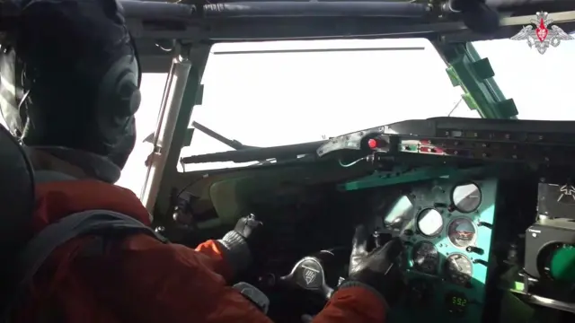 Пілот за кермом літака