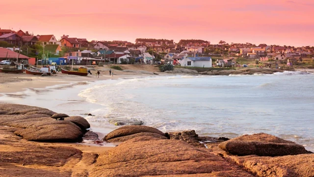 Punta del Diablo, nằm trên bờ biển phía đông của Uruguay, là một làng chài yên bình với truyền thống đánh bắt cá lâu đời