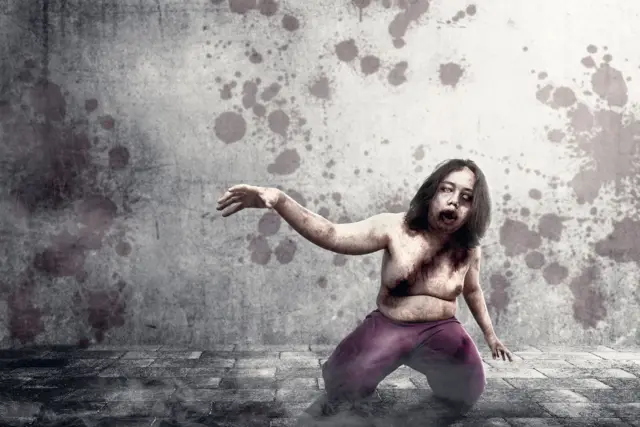 Pengguna cosplay zombie dengan luka di sekujur tubuh dalam konsep Halloween.