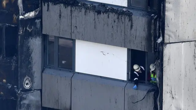 Rescatistas en el edificio