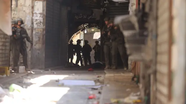 جنود إسرائيليون خلال مداهمة في نابلس في الضفة الغربية المحتلة 