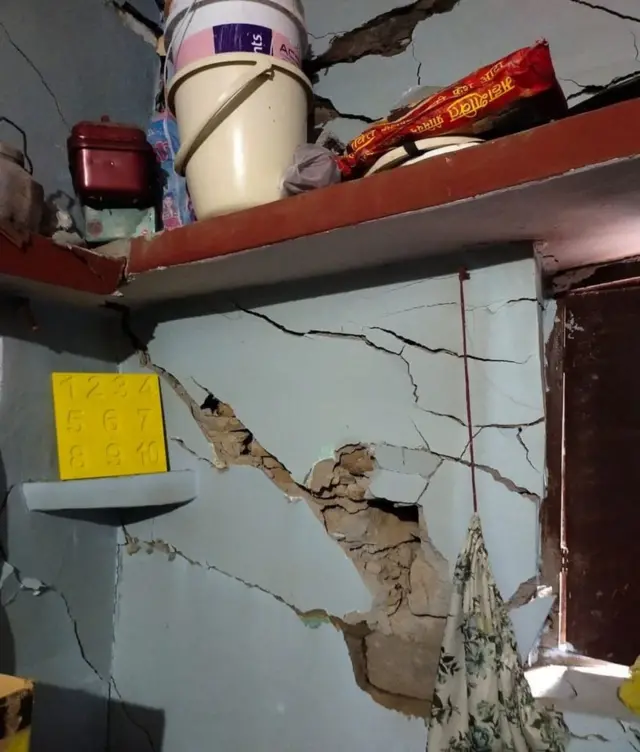 పగుళ్లు