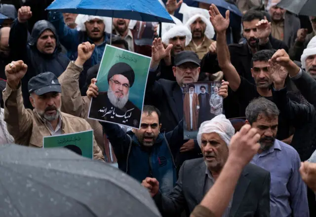 Manifestantes protestan en las calles de Teherán el 28 de septiembre con fotos de Hassan Nasrallah, el líder de Hezbolá que Israel mató en un ataque el día anterior.