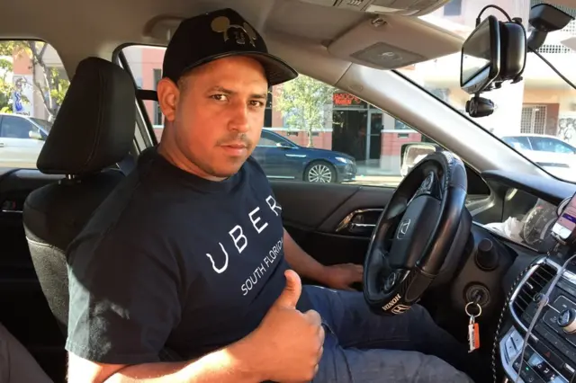 Reglis Loforte, un treintañero que dejó en su Guantánamo natal a dos hijas pequeñas para ganarse la vida aquí como conductor de Uber en Miami y empleado en una empresa de fontanería.