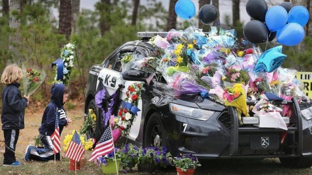 图中是几个小男孩为2018年4月在一次逮捕疑犯时不幸中枪殉职的麻塞诸塞州雅茅斯市警察肖恩·加农（Sean Gannon）献花致敬。