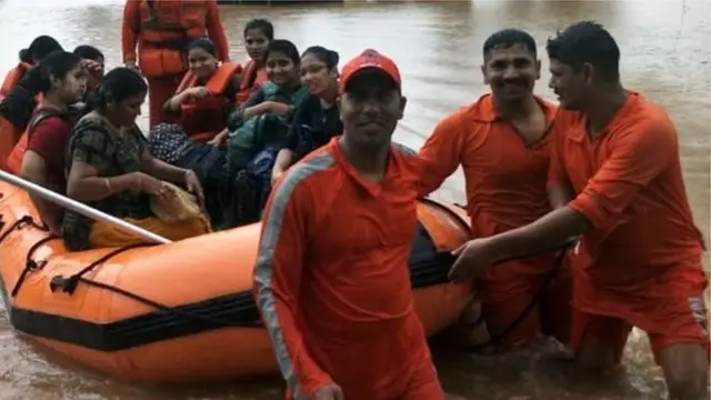 ప్రయాణికులను సురక్షిత ప్రాంతాలకు తీసుకొస్తున్న ఎన్డీఆర్‌ఎఫ్ సిబ్బంది