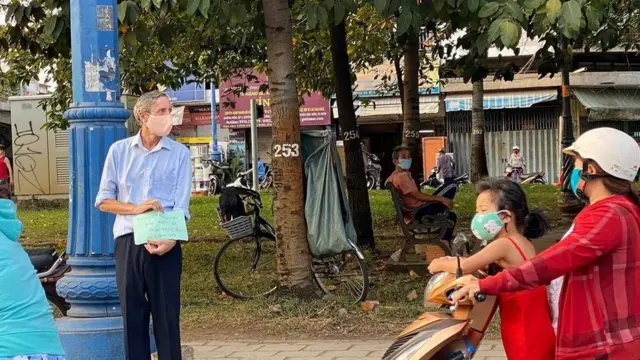 Thầy giáo Tây dạy tiếng Anh J.D nghỉ dạy không lương, ông phải ra đường xin sự giúp đỡ từ người xa lạ ở TP HCM.