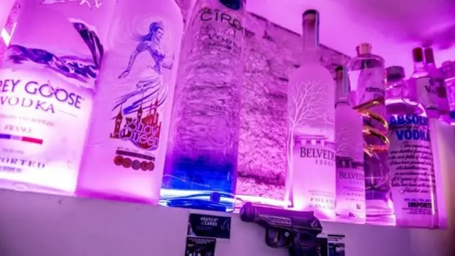 ที่ว่างบนชั้นวางขวดวอดก้าในร้าน Cafe 33 หลังวอดก้าที่แพงที่สุดในโลกถูกขโมยไป