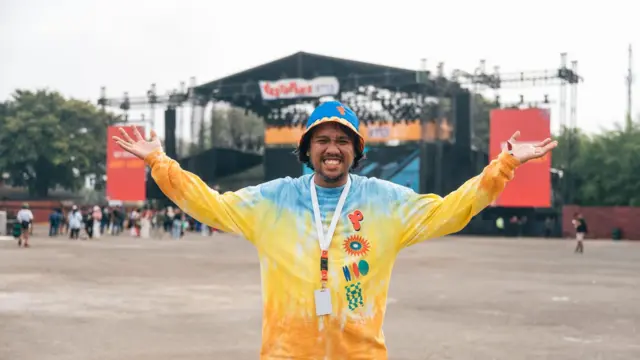 Promotor musik Kiki Aulia Ucup berdiri di depan panggung Pestapora, festival musik tahunan yang ia usung